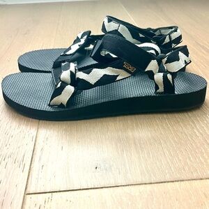 New Teva Black/White Patterned Sandals